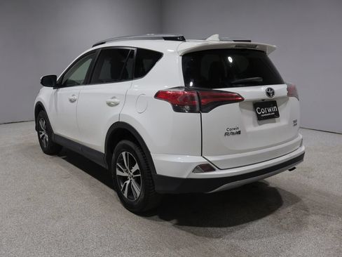 Used 2017 Toyota RAV4 XLE AWD/4WD image 5