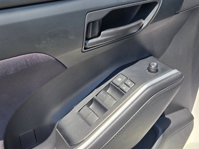 Used 2020 Toyota Highlander LE AWD/4WD image 13