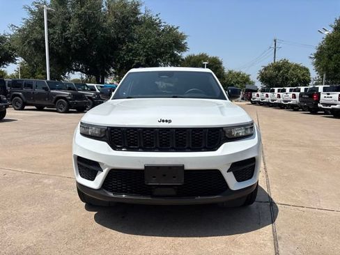 Used 2023 Jeep Grand Cherokee Altitude AWD/4WD image 2