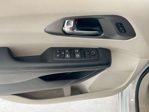 Used 2023 Chrysler Pacifica Touring-L FWD image 13
