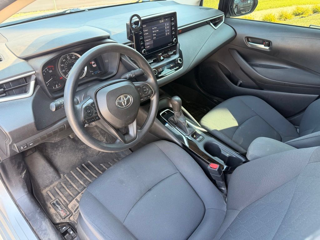 Used 2021 Toyota Corolla LE FWD image 2