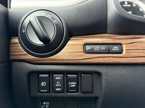 Used 2018 Nissan Titan SL AWD/4WD image 28