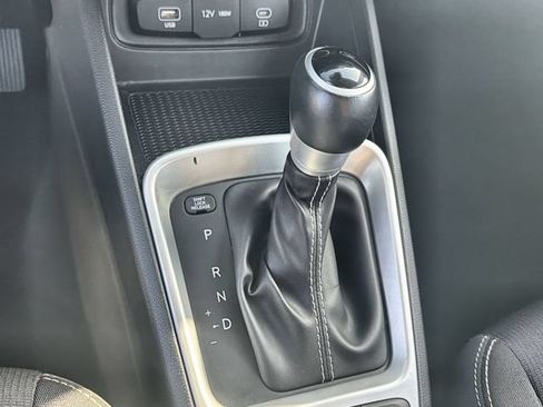 Used 2025 Hyundai Venue SEL FWD image 15