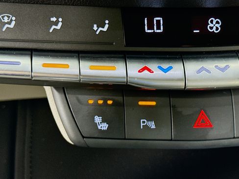Used 2021 Cadillac XT4 Luxury w/ Cold Weather Package FWD image 20