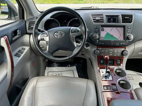 Used 2012 Toyota Highlander Limited w/ Tow Pkg AWD/4WD image 17