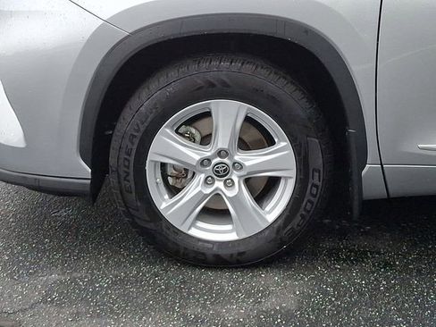 Used 2023 Toyota Highlander LE AWD/4WD image 8