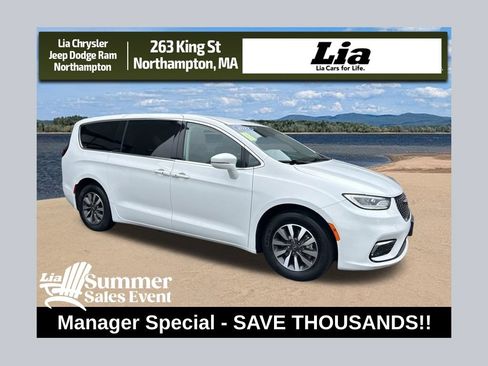 Used 2022 Chrysler Pacifica Touring-L FWD image 1