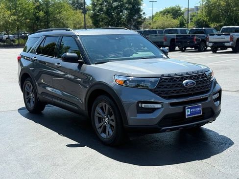 Used 2022 Ford Explorer XLT w/ Equipment Group 202A AWD/4WD image 11