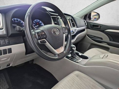 Used 2018 Toyota Highlander Plus w/ Carpet Mat Package (TMS) AWD/4WD image 9