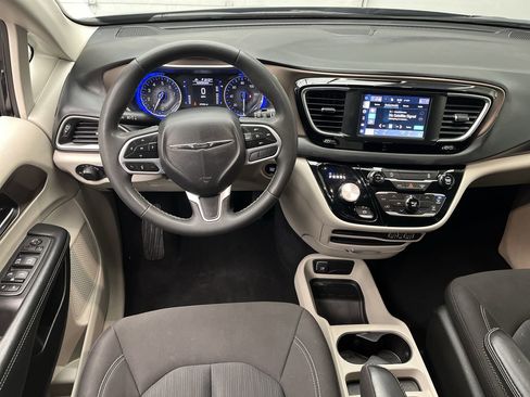 Used 2023 Chrysler Voyager LX image 13