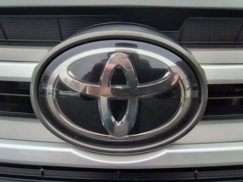 Used 2019 Toyota Highlander XLE image 30