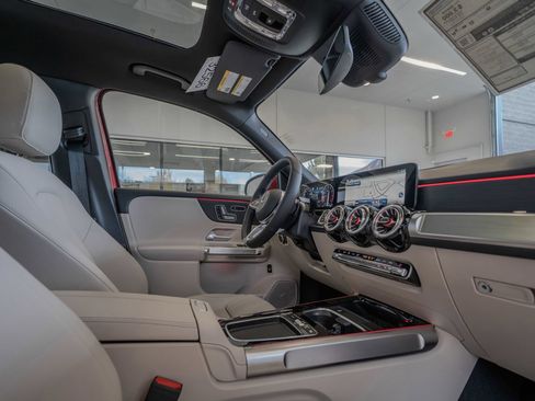 Used 2026 Mercedes-Benz GLB 250 4MATIC image 17