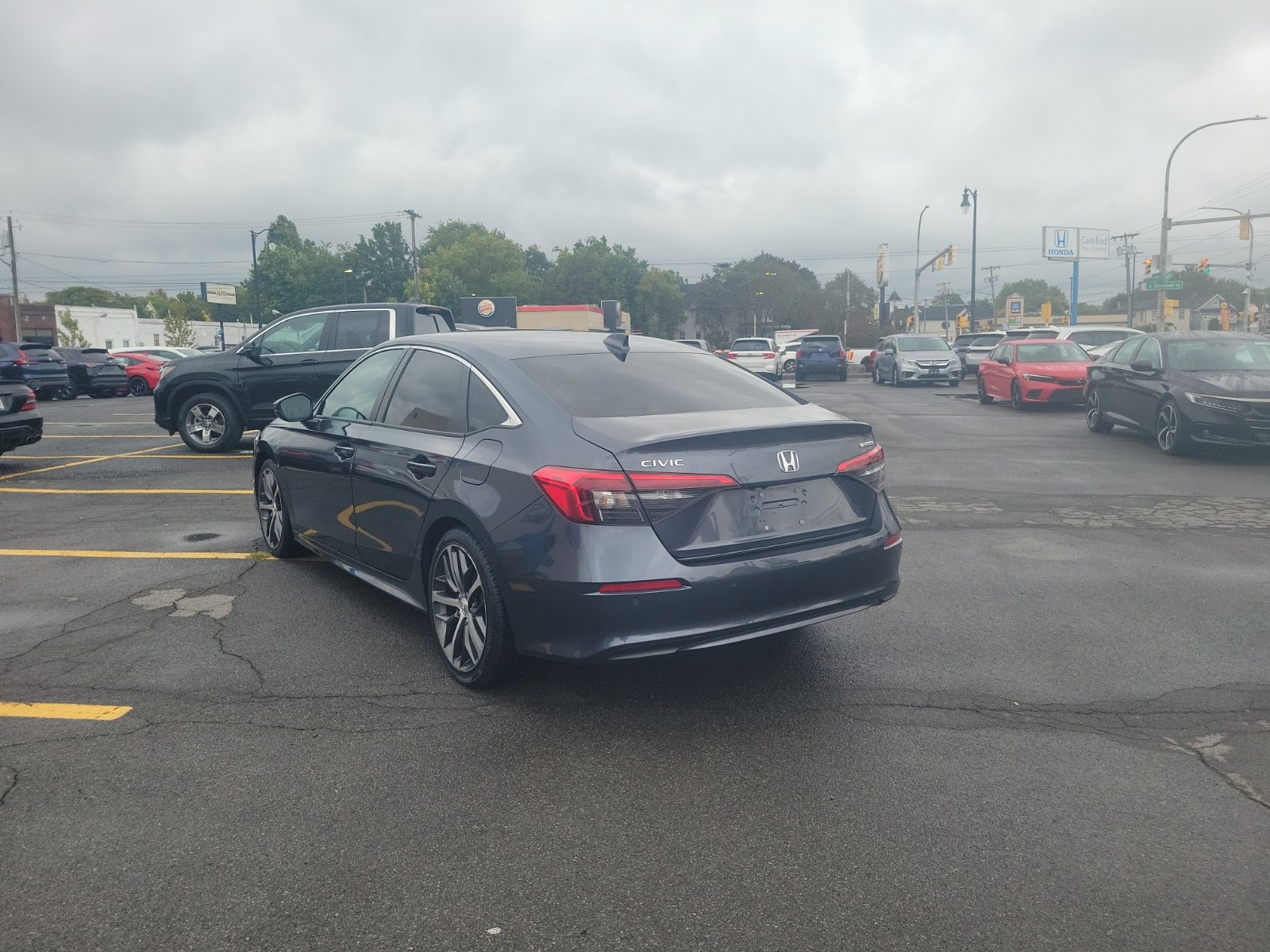 Used 2023 Honda Civic Touring image 3