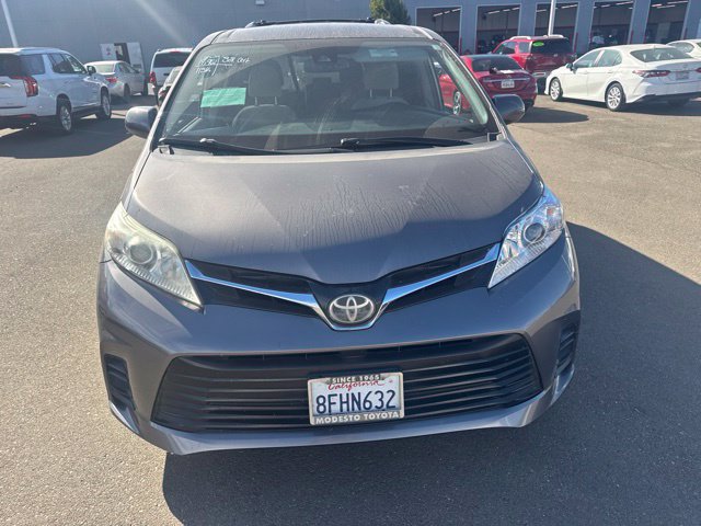 Used 2018 Toyota Sienna LE w/ Carpet Mat Package FWD image 3