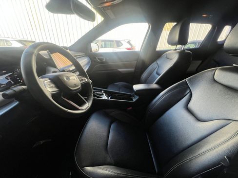 Used 2025 Jeep Compass Limited image 27