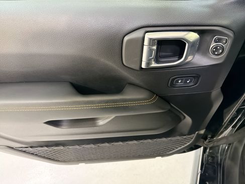 Used 2025 Jeep Gladiator Sport image 12