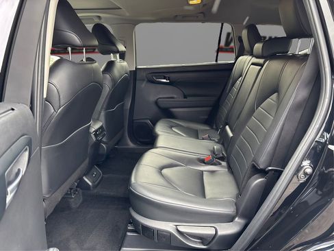 Used 2024 Toyota Highlander XLE image 10