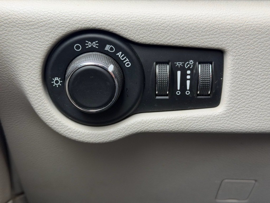 Used 2017 Chrysler Pacifica Touring FWD image 13