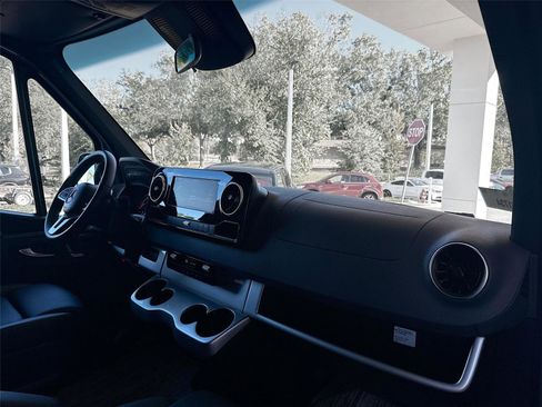 Used 2023 Mercedes-Benz Sprinter 2500 image 33