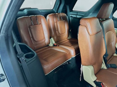 Used 2017 Ford Explorer XLT image 37