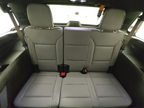 Used 2022 GMC Yukon SLT w/ SLT Premium Package image 16