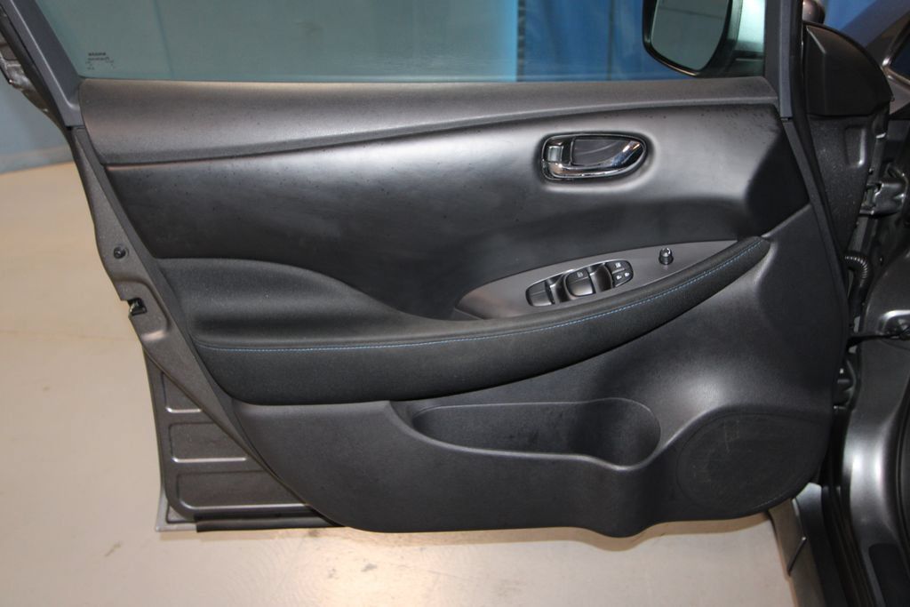 Used 2025 Nissan Leaf S FWD image 5