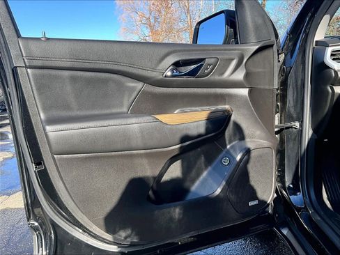 Used 2023 GMC Acadia SLE w/ Driver Convenience Package image 9