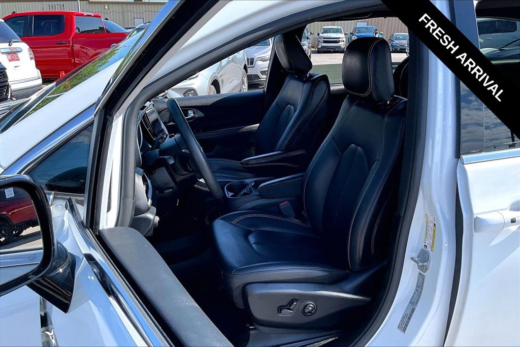 Used 2025 Chrysler Pacifica Select FWD image 6