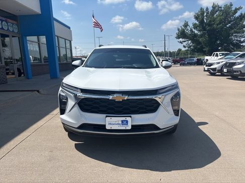 Used 2024 Chevrolet Trax LT FWD image 2