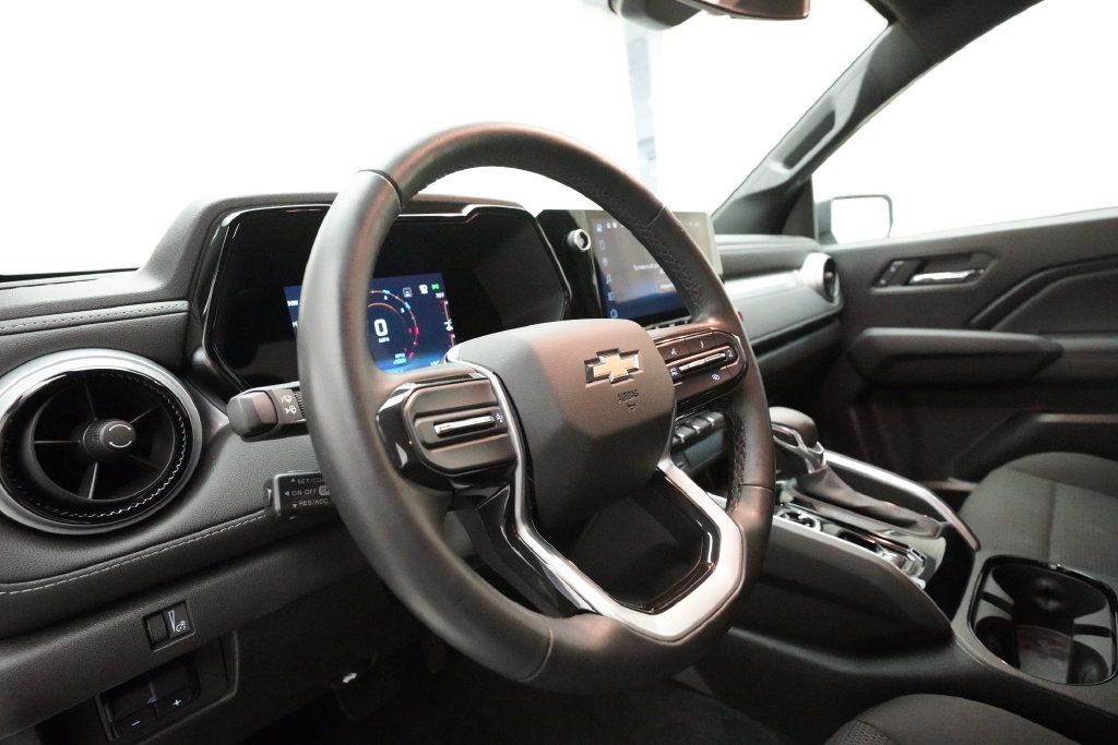 Used 2023 Chevrolet Colorado LT AWD/4WD image 7