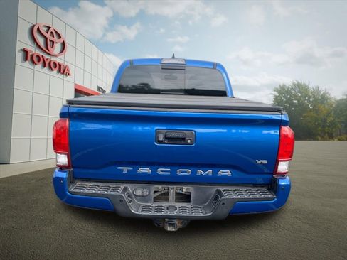 Used 2017 Toyota Tacoma TRD Sport w/ Premium & Technology Package AWD/4WD image 4