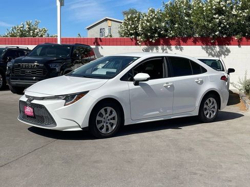 Used 2020 Toyota Corolla LE image 2