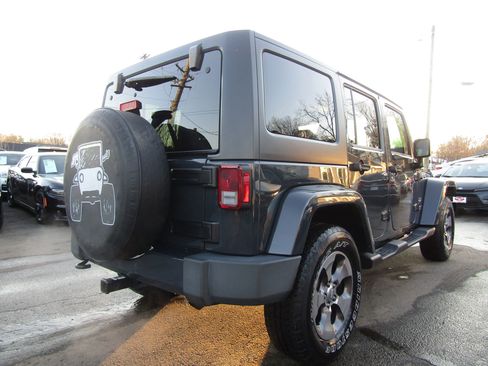 Used 2017 Jeep Wrangler Unlimited Sahara w/ Connectivity Group image 7