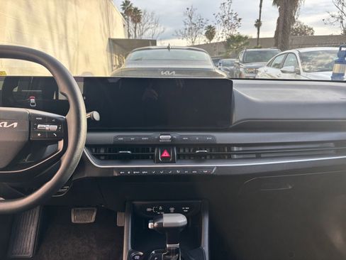 Used 2025 Kia K4 LXS image 17