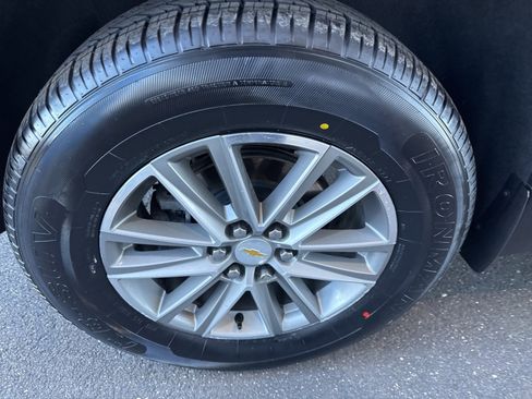 Used 2023 Chevrolet Traverse LT w/ Rear Camera Mirror Package image 13