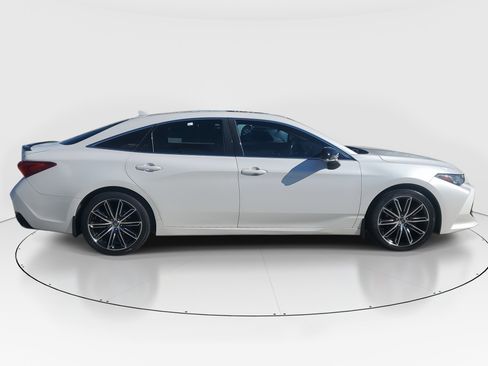 Used 2019 Toyota Avalon Touring image 2