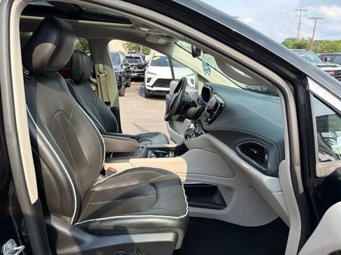 Used 2023 Chrysler Pacifica Limited FWD image 28