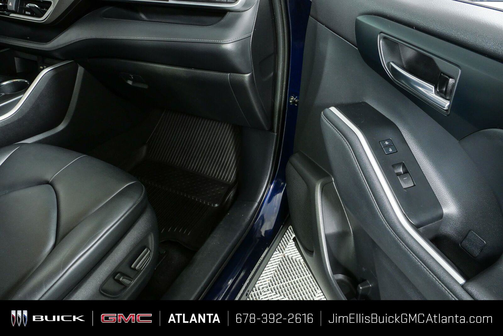 Used 2021 Toyota Highlander XLE FWD image 25