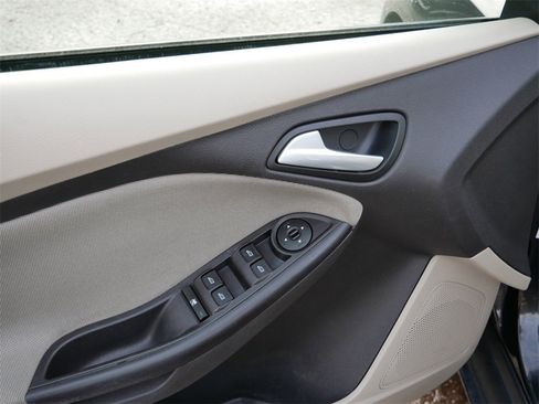 Used 2013 Ford Focus SE w/ SE Winter Pkg image 13