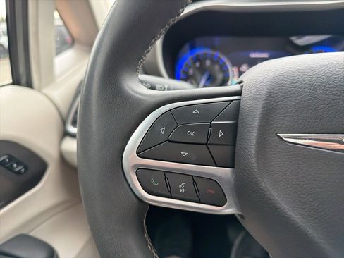 Used 2023 Chrysler Pacifica Touring-L image 13