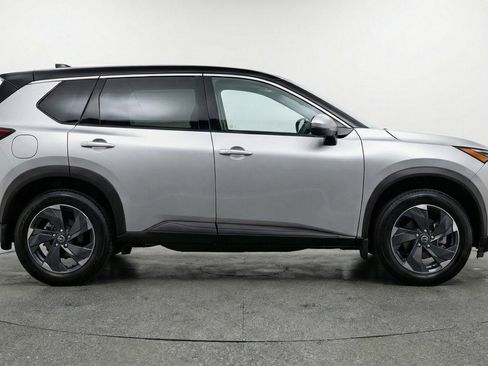 Used 2025 Nissan Rogue SV AWD/4WD image 11