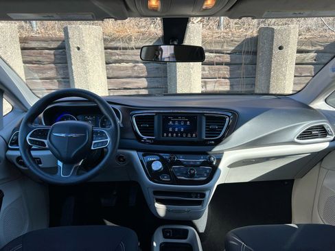 Used 2020 Chrysler Voyager L image 12