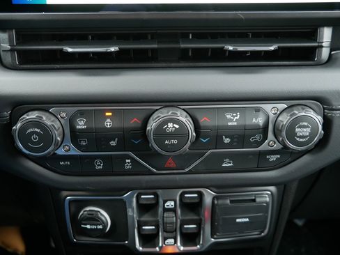 New 2026 Jeep Wrangler Unlimited Sahara AWD/4WD image 18