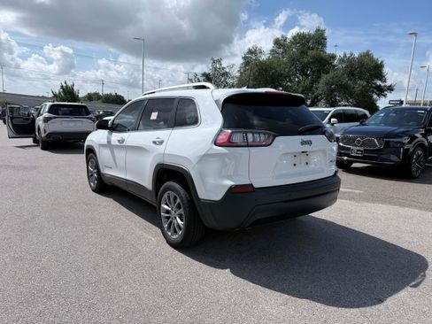 Used 2019 Jeep Cherokee Latitude Plus w/ Cold Weather Group FWD image 4