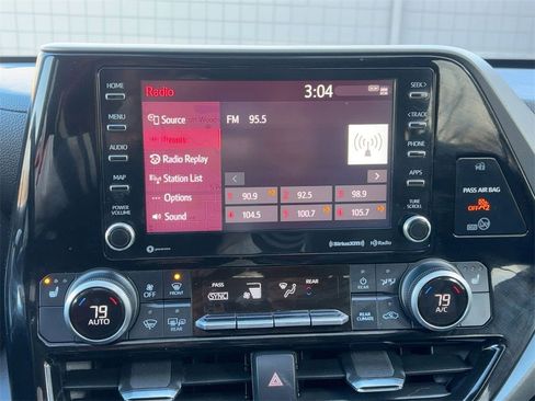 Used 2021 Toyota Highlander XLE image 24