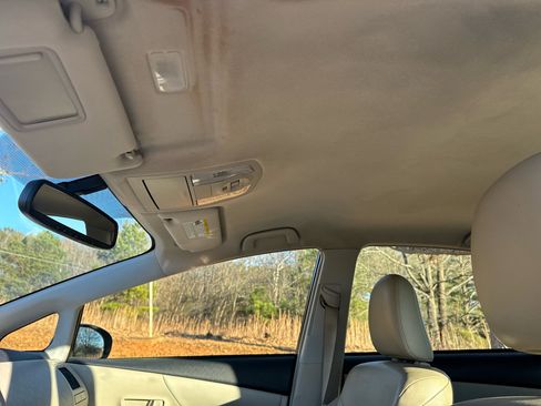 Used 2014 Toyota Prius V Four image 12