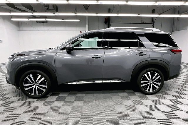 Used 2024 Nissan Pathfinder Platinum w/ Cargo Package AWD/4WD image 14