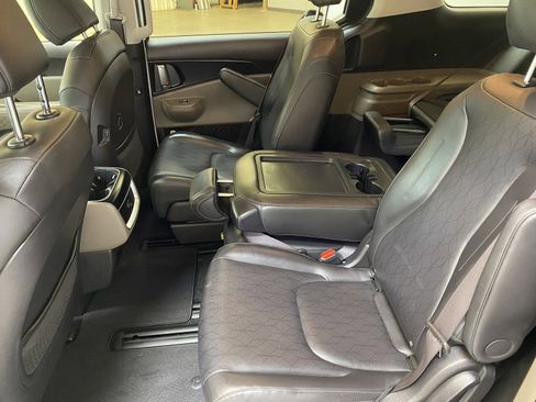 Used 2025 Kia Carnival FWD image 22
