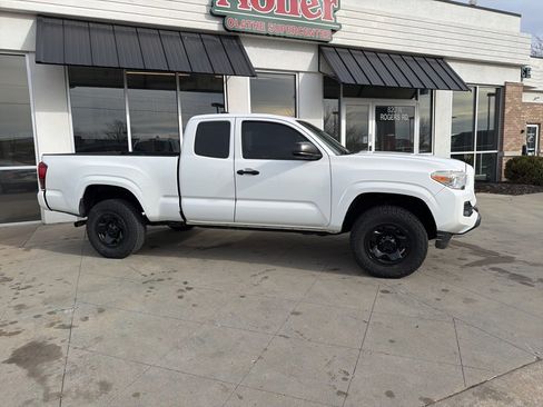 Used 2018 Toyota Tacoma SR image 5