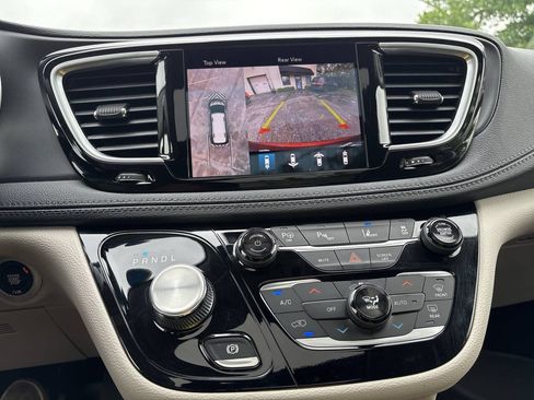 Used 2020 Chrysler Pacifica Limited w/ Advanced Safetytec Group FWD image 20